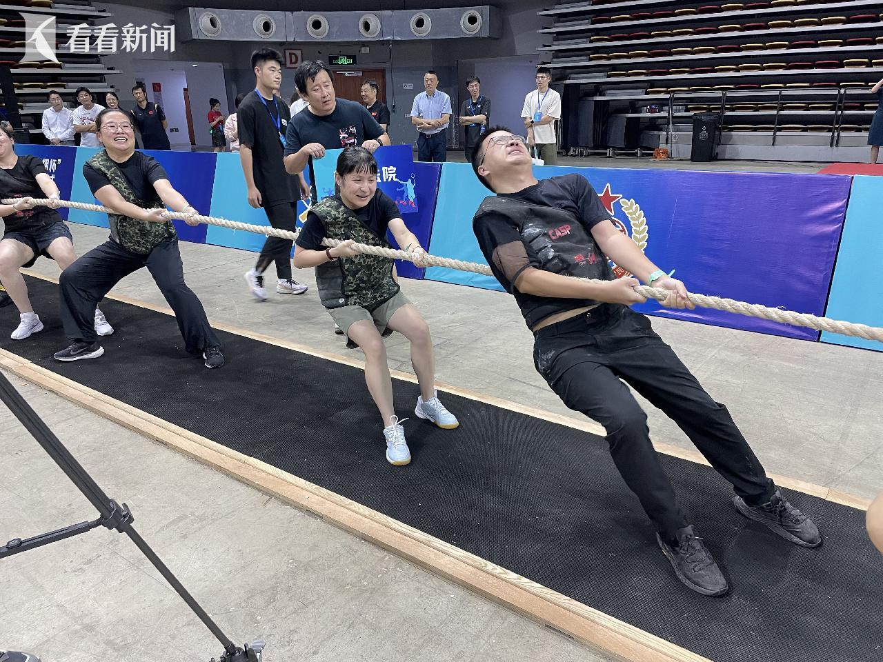 拔河比赛激烈对抗，团队合作凸显